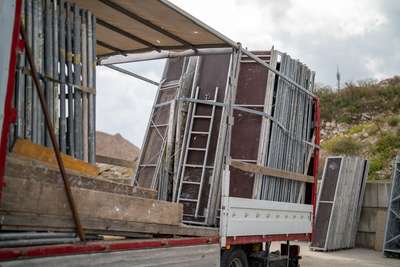 Échafaudage de chantier chargé sur un camion, prêt pour un ravalement