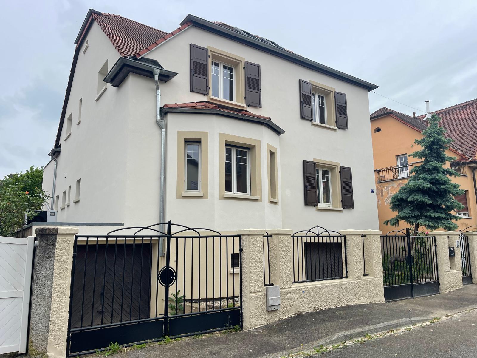 Ravalement d'une façade de maison alsacienne ancienne dans le Bas-Rhin