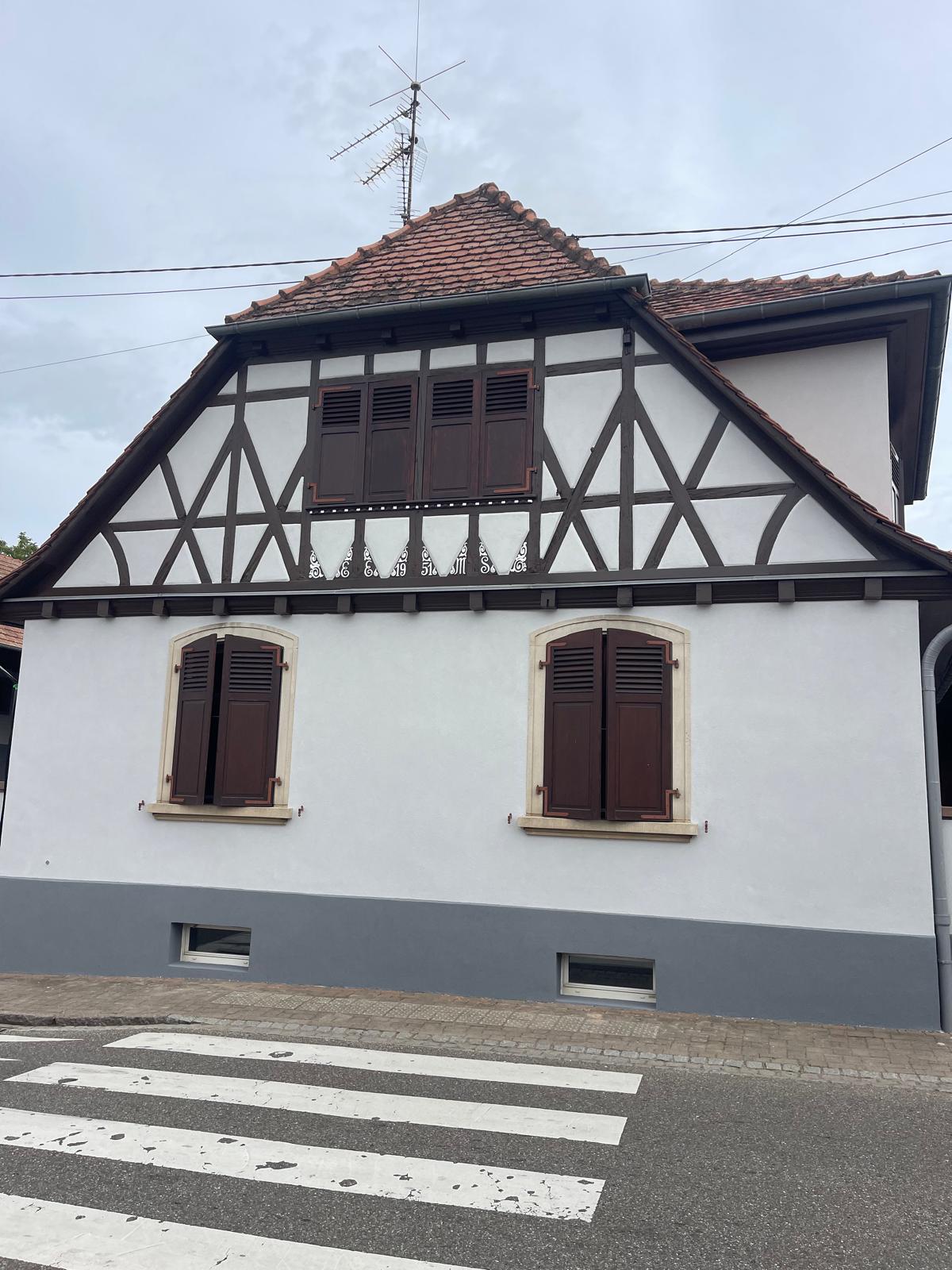 Maison à colombages en Alsace avec enduit à la chaux entre les pans de bois