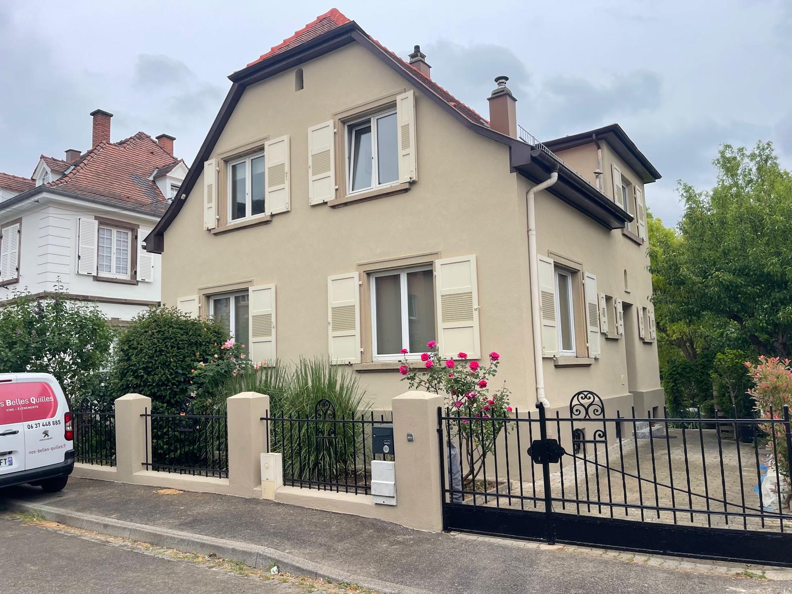 Maison rénovée après travaux d'isolation de façade, exemple de chantier éligible à l'exonération de taxe foncière