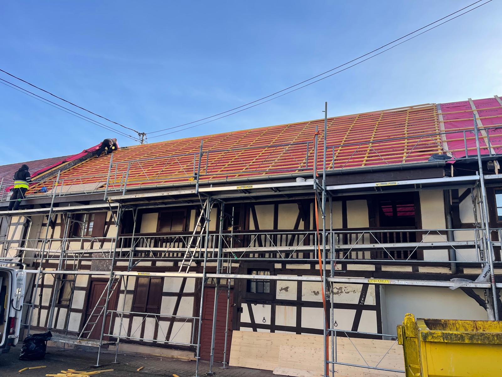 Façadier appliquant un enduit sur une façade par bonne température en Alsace